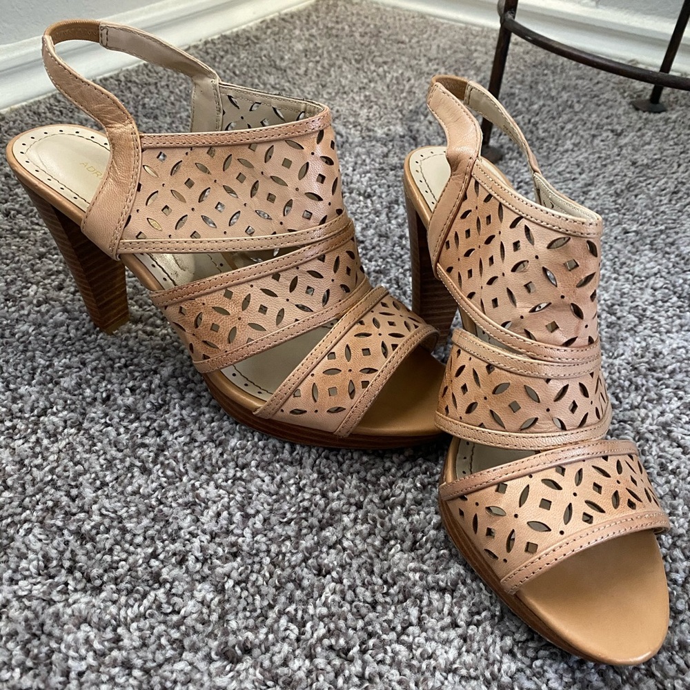 Women’s heeled sandals, woven leather, tan size 9